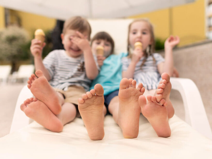 Pies de niños en primer plano que están tomando helado