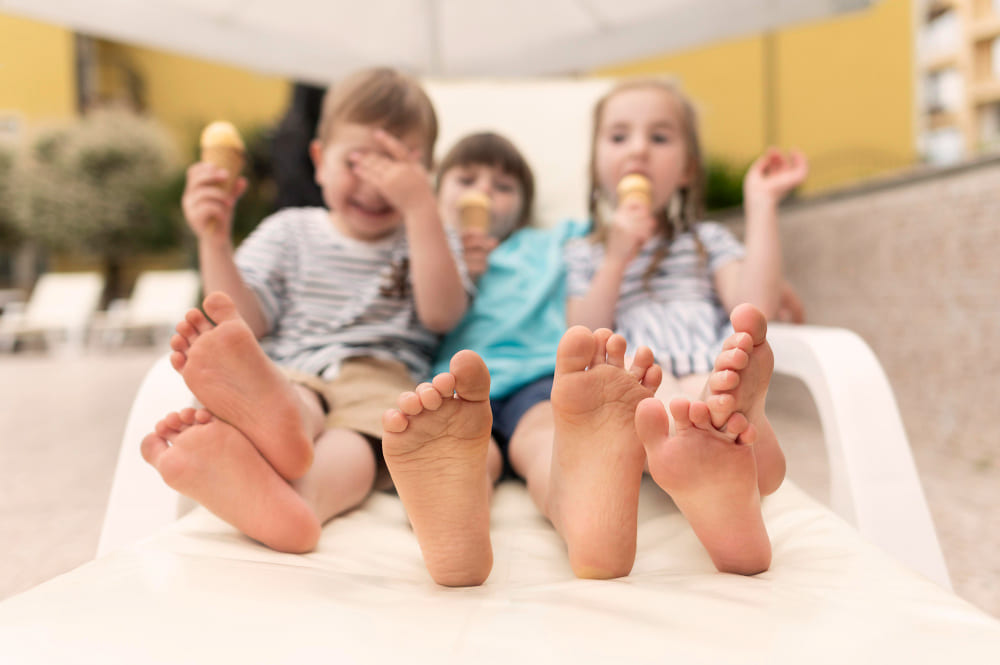 Pies de niños en primer plano que están tomando helado