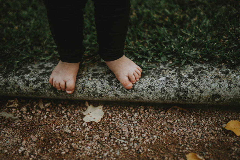 Pies de niño en diferentes tipos de suelo