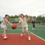 Niñas jugando a baloncesto