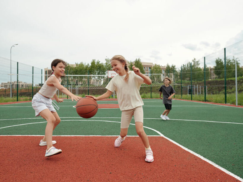 Niñas jugando a baloncesto