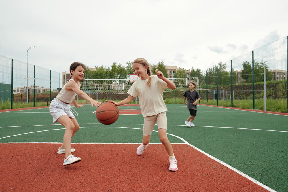 Niñas jugando a baloncesto