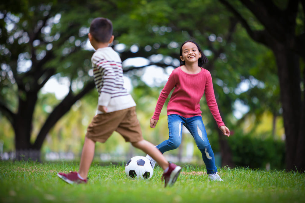 Niños jugando a fútbol