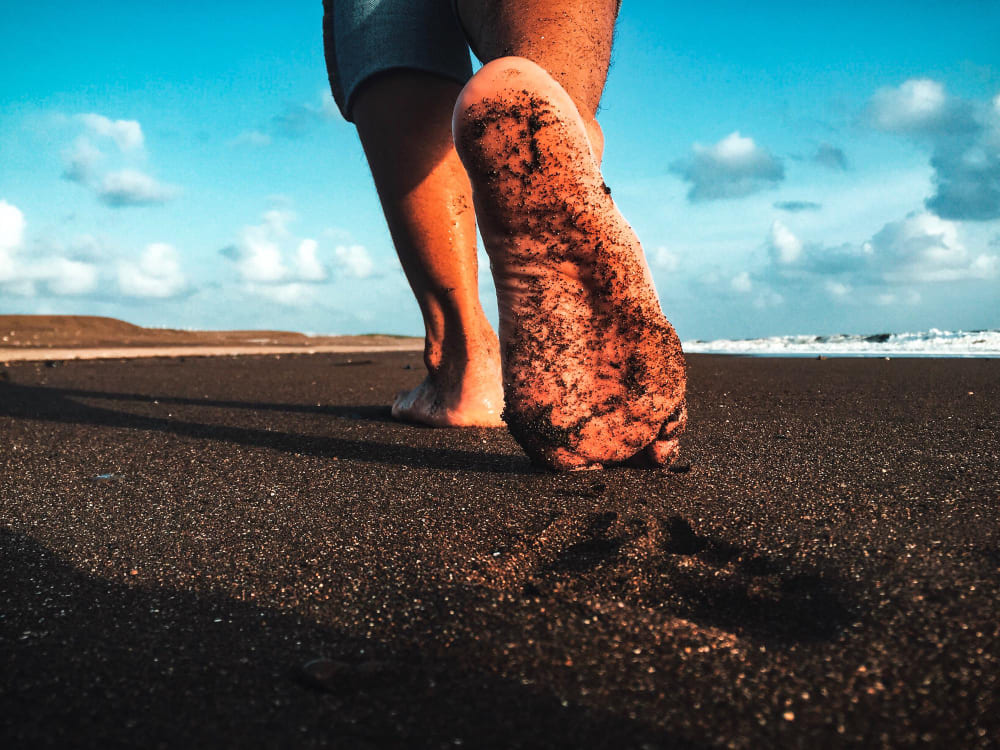Hombre andando por la playa