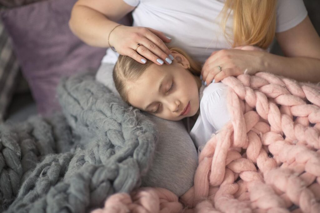 Madre consolando a niña durmiendo
