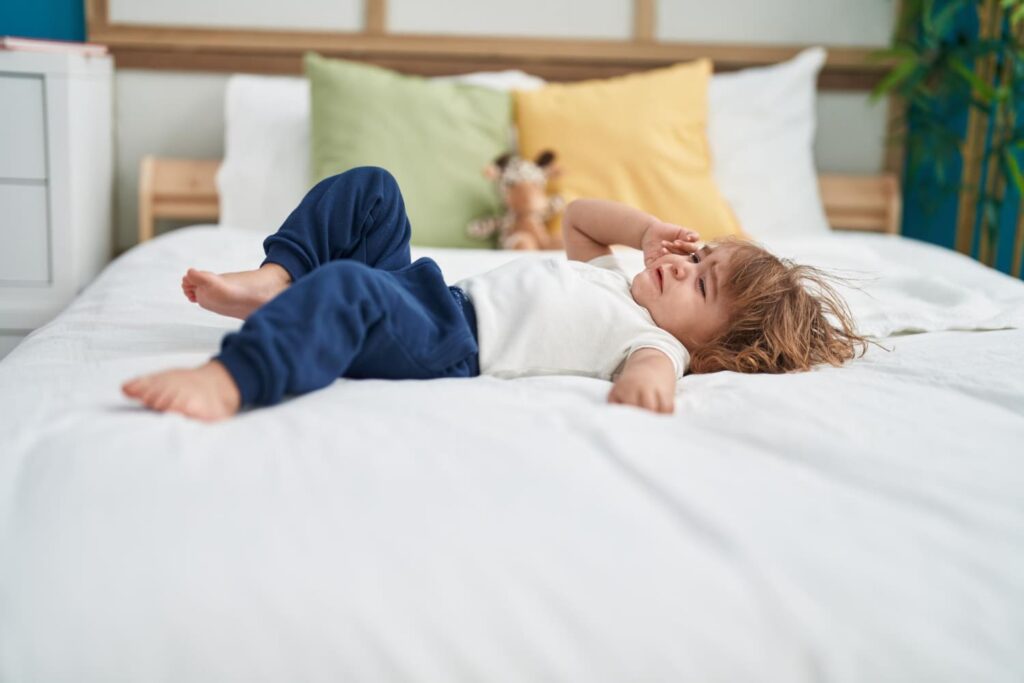 Niño en la cama llorando